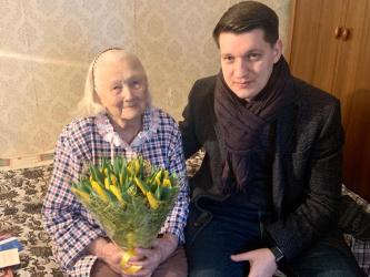 Александр Бондаренко поздравил ветерана с наступающим Международным женским днем